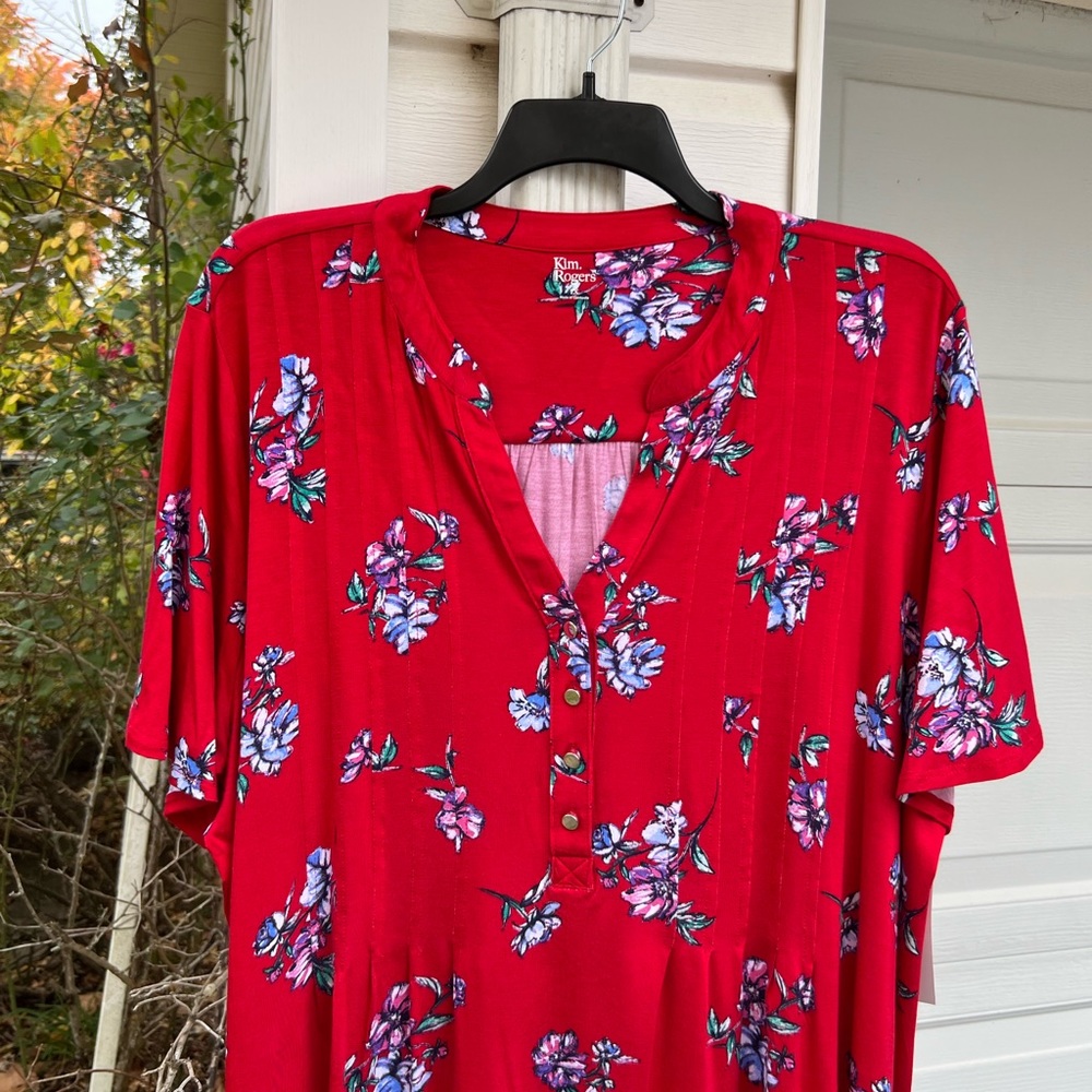NWT Kim Rogers Pretty & Soft Red Floral Pleated Front Top 2X - Picture 2 of 6